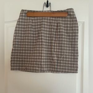 Plaid high waisted skirt with a slit.